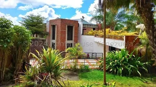 1895m2 De Terreno Y 1113m2 De Construccion, Vendo Casa, 6hab.,7ba., 9est., En La Lagunita ,calle Privada, Amplios Jardines, Mls#26-11665