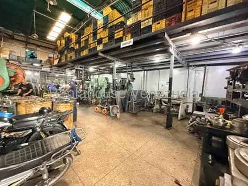 Daniela Linarez Vende Galpón De 950m2 Con Amplio Espacio Operativo Para Almacenamiento O Manufactura, Oficina Administrativa, Local Comercial, Portón De Acceso, Centro De Barquisimeto