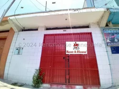 % Raiza Suarez Vende Espectacular Local Comercial En Pleno Centro De Barquisimeto, 2 5 5 0 2 4, Amplios Espacios, Posee Baños Y Área De Deposito Con Potencial Para Remodelar Y Desarrollar Su Negocio
