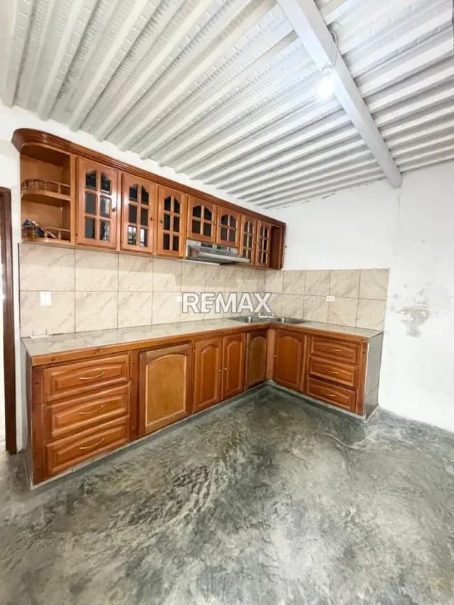 En venta Casa de un solo nivel URBANIZACIÓN SINARAL Pirineos Remodelada para fines comerciales