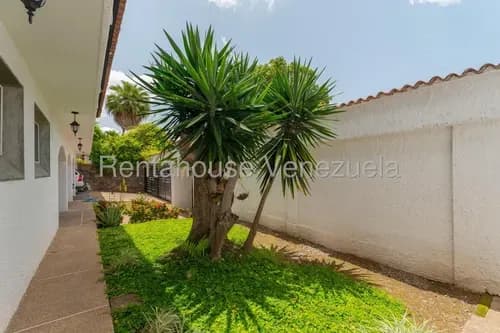Yb Se Ofrece En Venta Bella Casa Remodelada En Prados Del Este #26-19772