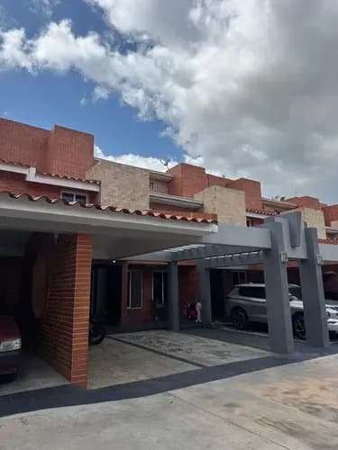 Angelica Rivas Vende Town House, Residencias Villas Camoruco, Urb Valles De Camoruco. Valencia Vzla