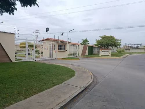 Yia Casa Totalmente Remodelada En Brisas Del Lago , Ciudad Alianza