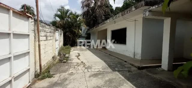 Terreno con Casa en venta Barrio sucre