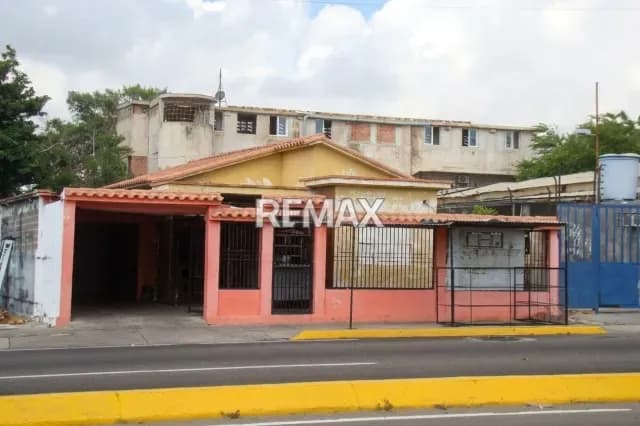 Venta de Casa-Comercial; Maracaibo La Limpia, Píe de Calle una Cuadra de Papeleras Ramirez