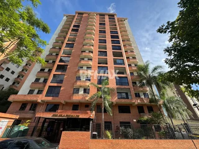 Se alquila apartamento en pleno Paseo Cuatricentenario, Urb. El Bosque