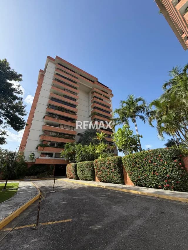 Venta de Exclusivo Apartamento en Resd. La Florida Mañongo con Planta 100% y Pozo