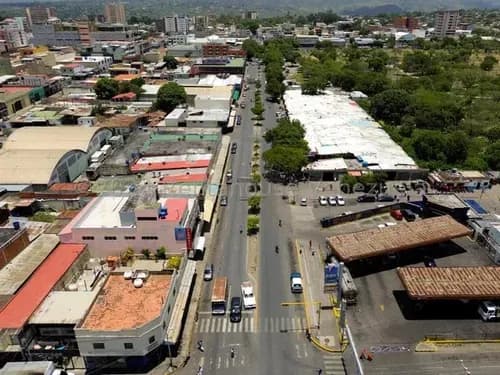 Edificio Comercial De 3 Niveles: Locales A Pie De Calle, 4 Apartamentos Y Terraza @eloisabermudez.rah