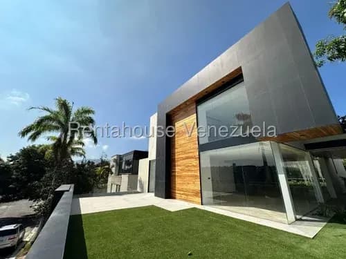 Casa En Venta En San Luis Elegante Y Lujosa Completamente Remodelada A Estrenar Con Hermosa Vista Al Avila En Calle Cerrada Con Vigilancia 26-17458 Jc