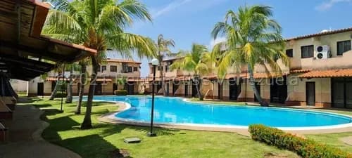 Venta De Townhouse / Via Curiepe / 22-5229 Yg