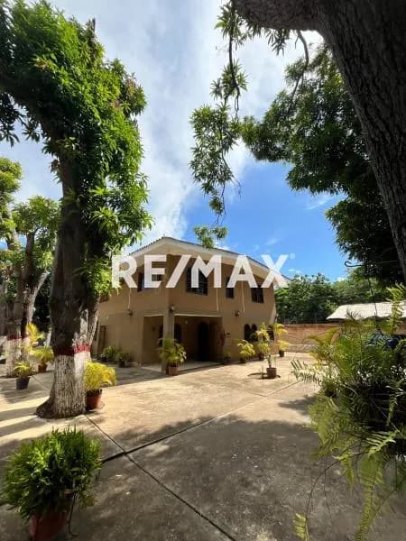 Local Casa Familiar y Granja en Venta