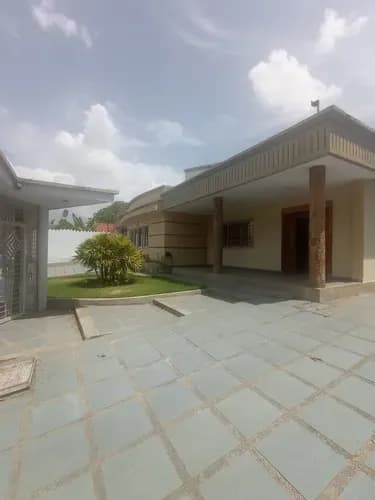 Se Alquila Casa Comercial. Urb La Floresta. Maracay