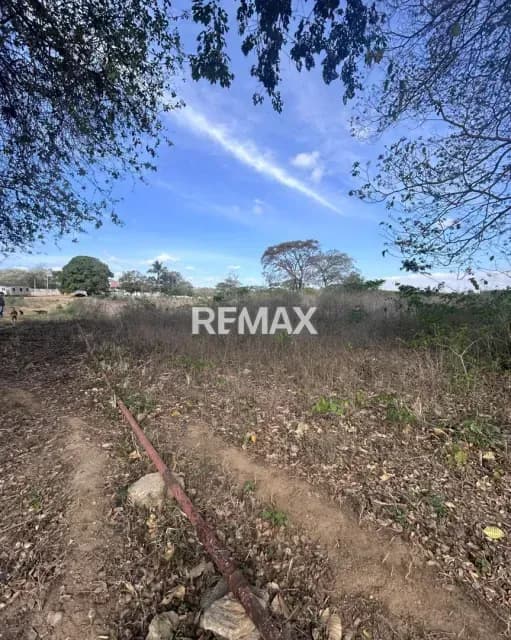 En Venta Amplio Lote de Terreno propio ubicado en La Avenida Intercomunal