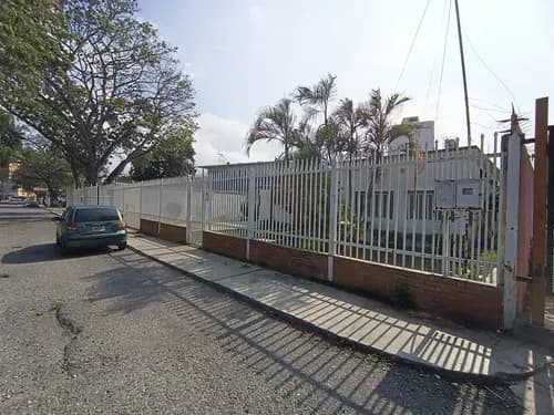 Jesus Teran Vende Espaciosa Casa Con Amplio Terreno Ideal Para Uso Residencial O Comercial Con Ubicacion Estrategica En Urb. Nueva Segovia. 25-16825