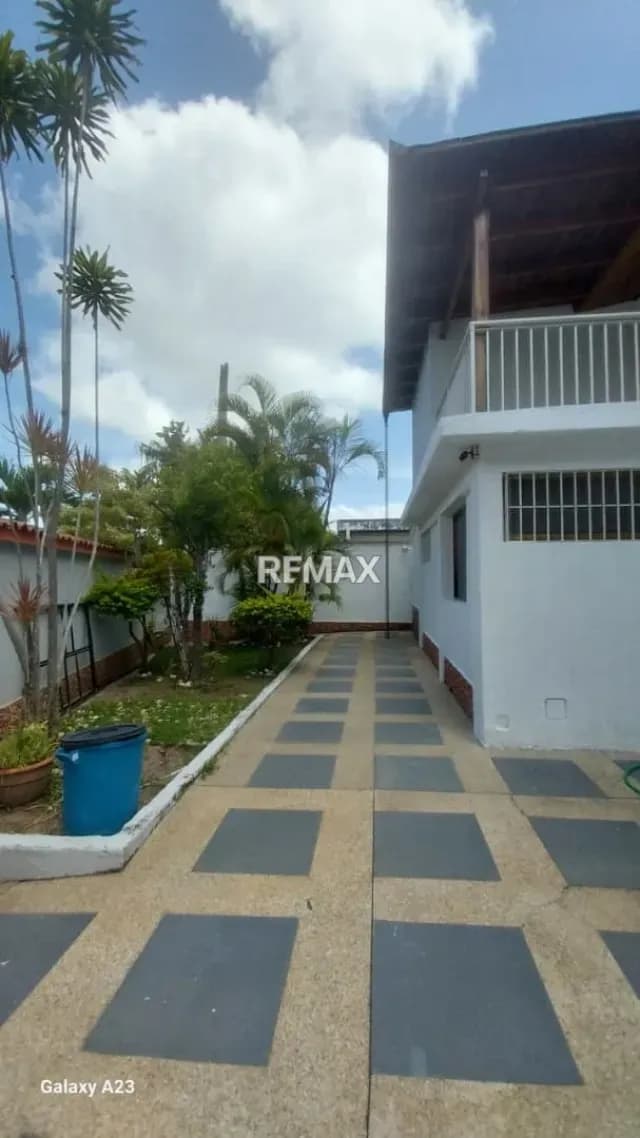 CASA EN CALLE CERRADA LISTA PARA ENTRAR , VISTA AL AVILA Y HERMOSO JARDIN