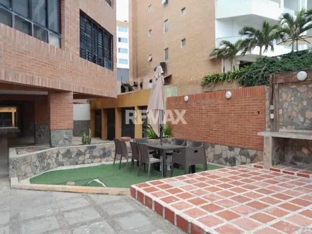 EN VENTA APARTAMENTO EN ARENA MAR CON SALIDA A LA PLAYA, LISTO PARA ACONDICIONAR A TU GUSTO