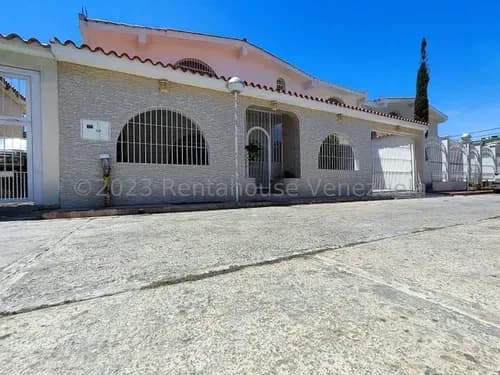 Jip 25-15275. Rentahouse Vende Hermosa Casa Totalmente Remodelada Con 6 Hab, 5 Salas De Baños, Terraza, Vigilancia Privada. Urb. San Omero. El Consejo