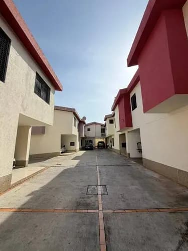 Rosaura Isla Vende Cómodo Townhouse En Villas Del Parral Valencia Calle Cerrada Cod 317643