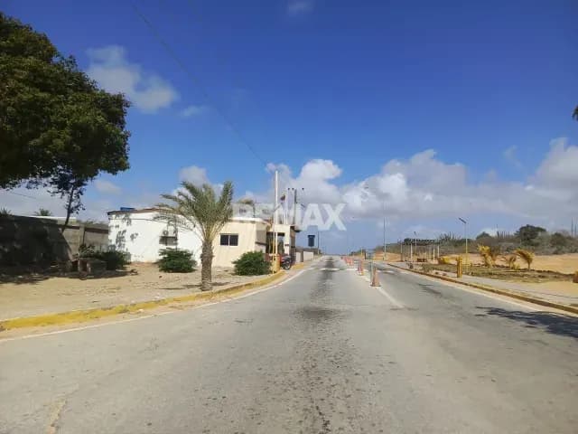 TERRENO DE OPORTUNIDAD PARA INVERTIR EN PLAYA EL YAQUE ISLA DE MARGARITA VENEZUELA IDEAL PARA REALIZAR PROYECTO DE POSADA O HOTEL CON UNA MAGICA VISTA AL MAR
