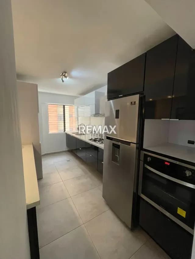 Cómodo Apartamento en el Edificio Res. El Nogal. Urb. Valle de Camoruco- Valencia