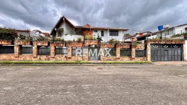 EN ALQUILER Casa de 2 niveles doble propósito Pueblo Nuevo