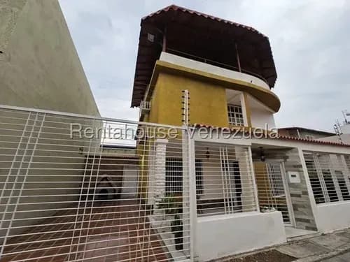 Jip 26-18042. Rentahouse Vende Espectacular Townhouse De 5 Hab, 5 Baños, Piscina, Urbanismo Cerrado Con Vigilancia Privada. La Morita