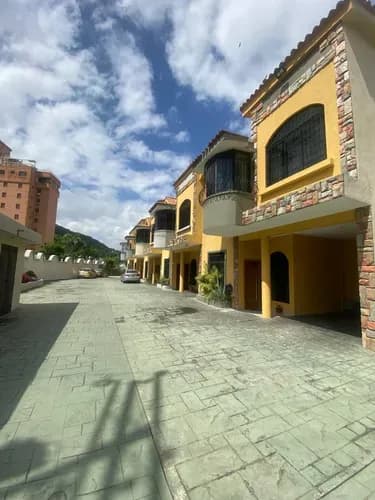 Fernando & Yosmar En Venta Hermoso Townhouse En Piedras Pintadas Res Golden Palace Ii ( Solo Cliente)