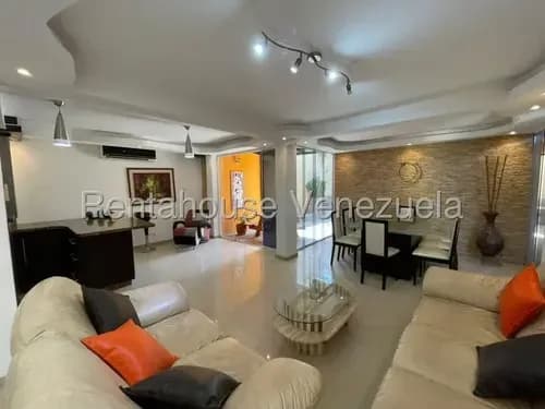 Townhouse En Hermoso Conjunto Privado: 318mtrs De Terreno 300mtrs De Construccion Ubicacion Estrategica, Facil Salida A La Autopista Amplia Cocina Empotrada Con Tope De Granito.