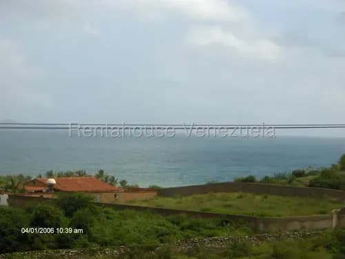 Espectacular Terreno Turístico Con Vista Al Mar. Posee Un Frente Hacia La Carretera El Manantial. Parcela Con Linderos Definidos Y Tradición Legal. Zona De Gran Valor Y Potencial Turístico. Mas
