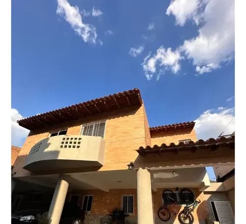 Yosmar Y Fernando Venden Townhouse En Mañongo, Residencias. Villas Menhir