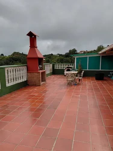 Excelente Casa De Un Nivel En Una Dé Las Mejores Condiciones De Los Altos De Miranda 650 Dé Terreno Y 350 De Construcción 5 Hab Con Baño 6 Puestos Agua Propia Vigilancia Tanque Calle Ciega Área Social