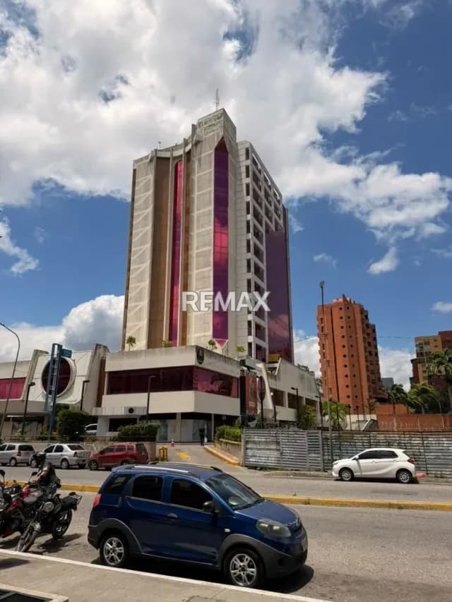 En Alquiler Amplia Oficina al este de la Ciudad