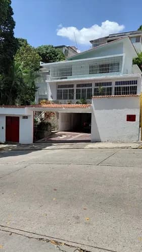 Excelente Casa De 1.000 Mts De Construcción En Terreno De 488 Mts 5 Hab 5 Baños 5 Puestos 3 Niveles Piso De Granito Tanque De Agua Terraza Jardines Bien Ubicada Aa Construcción Tradicional Todo Al Día