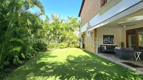 Casa Remodelada Con Jardines En Venta La Floresta Ep