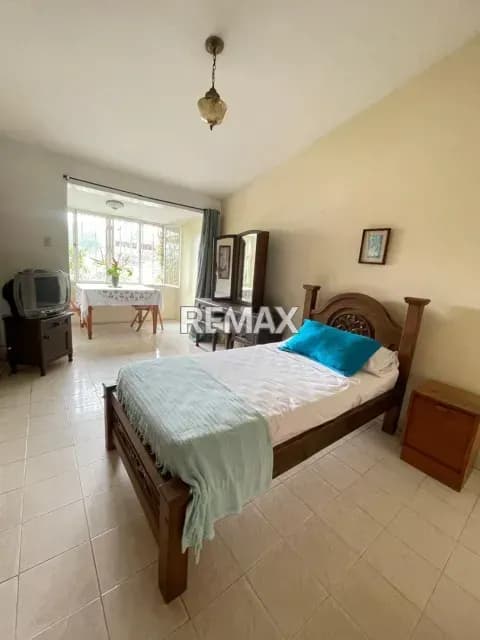 Habitación en Alquiler AV. Carabobo Pirineos parte baja amplia por mes Totalmente amoblada