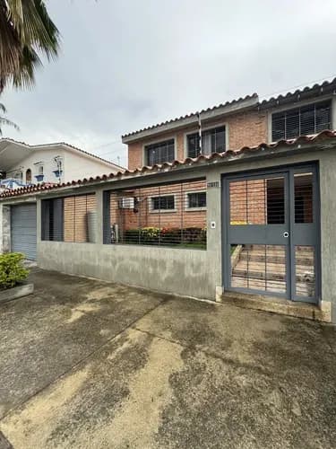Casa De Dos Plantas En Venta En Trigal Norte, Calle Cerrada Con Portón Eléctrico - Atmlf