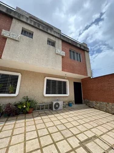 Casa Tonwhouse Quintas Del Norte , Naguanagua Acabados De Primera, Amoblado , Pisos De Porcelanato, Detrás Del C.c. Cristal