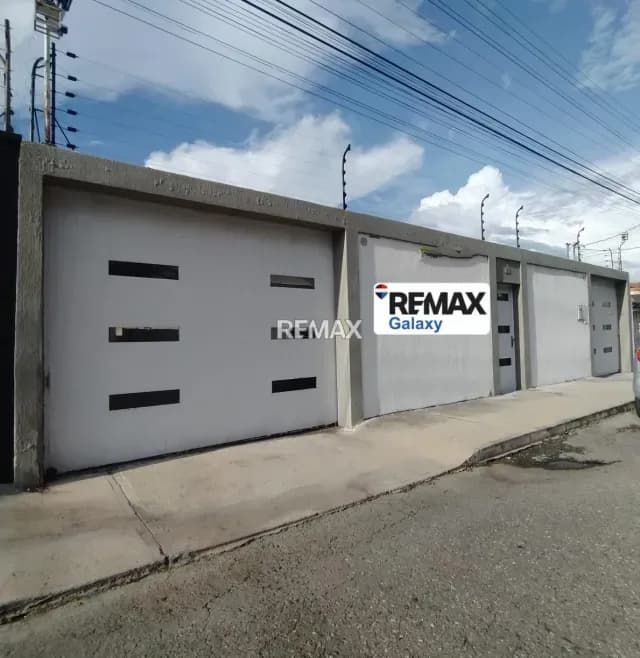 Amplia Casa en Venta en Urbanización Santa Eduviges. Oeste de Barquisimeto