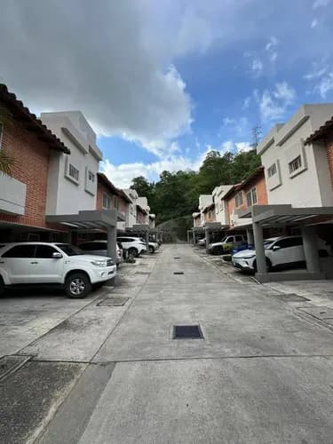 Townhouse En Venta Resd. Villas Buganbilias, Urb. Piedras Pintadas Valencia. Dapo