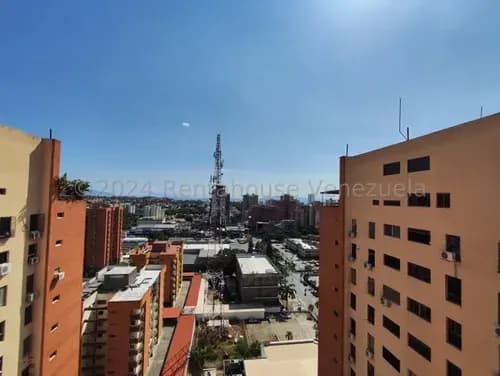 Karen Burgos Vende Excelente Penthouse Al Este De Barquisimeto, Con Todas Las Comodidades, Planta Eléctrica, Piscina Y Salón De Fiesta.