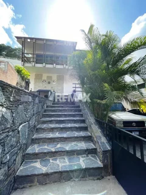 CASA EN VENTA - URB. COLINAS DE BELLO MONTE