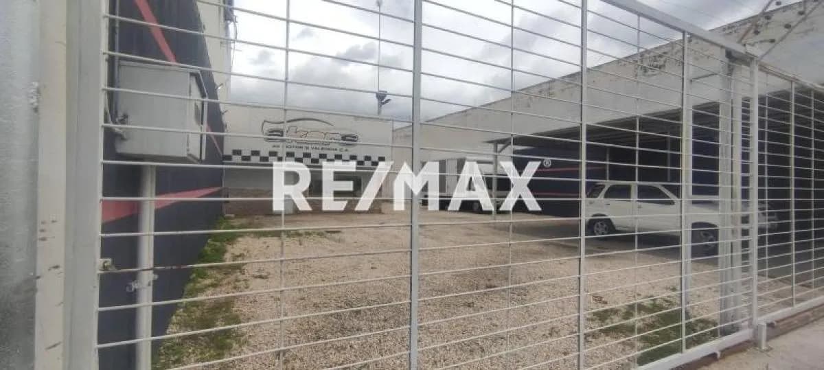 LOCAL comercial con amplio terreno en plena Av universidad a pie de calle
