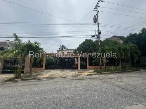 Rentahouse Lara Vende Amplia Casa De 2 Niveles En Colinas De Santa Elena; 577 Mts De Terreno, 6 Hab, 5 Baños, Estudio, Aire Acondicionado Integral Y Tanque De 25.000 L. ¡espacio Ideal!