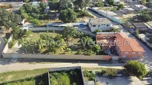 Estefani Salon R.a.h, Vende Terreno De 2071mts2, Casa De 2 Pisos, 2 Locales Comerciales/cabudare Estado Lara/26-16185