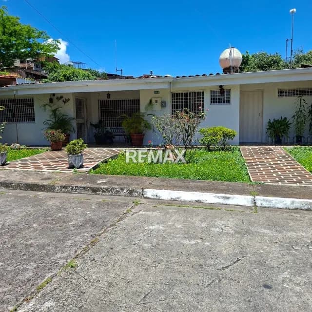En Venta Encantadora Casa de una Planta en la Urb. La Ribera en las Vegas
