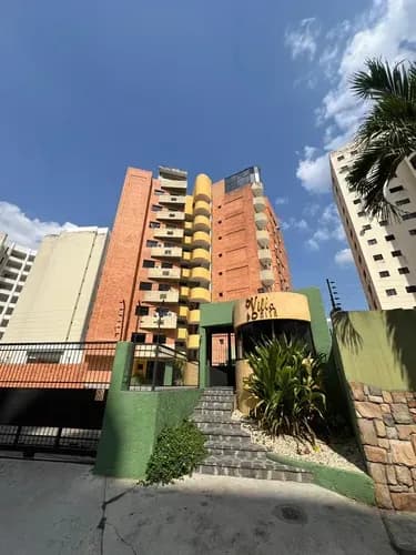 Apartamento En Venta En Los Mangos, Tipo Estudio Semi Equipado Piso Bajo Planta Parcial. Hp