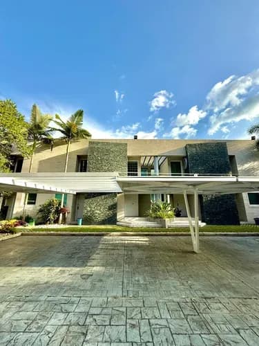 Lorena Vende Townhouse En Urb. La Viña, Valencia