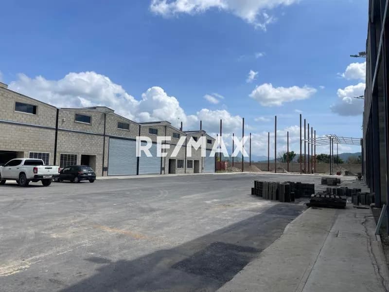 VENDO GALPONES EN SAN DIEGO COMPLEJO COMERCIAL MUY CERCA DE LA VARIANTE NAGUNAGUA SAN DIEGO