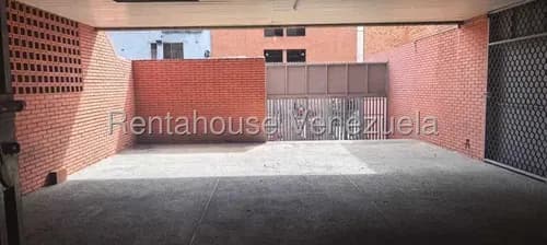 Gran Galpón A Nivel De Calle Cuenta Con Dos Niveles Pb Y Mz En Venta. Urb. Catia.