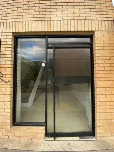Inmoaragua Bienes Raíces Ofrece Alquiler De Local Comercial A Pie De Calle Con Estacionamiento En Frente. Consta De 49,32mtrs2 Distribuidos En Dos Plantas Y 2 Baños. Rm2127
